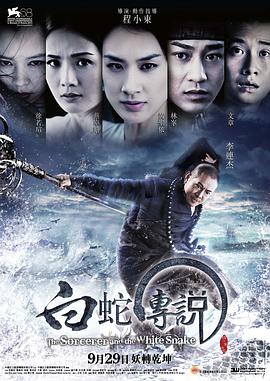 《秋日天空》剧照：三个人站在旧教学楼天台边缘，天空占画面上方三分之二